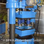 Werkstoffprüfmaschinen und Prüfstände - 10000 kN Maschine Kalibrierung mit 3 5000 kN Referenzaufnehmer